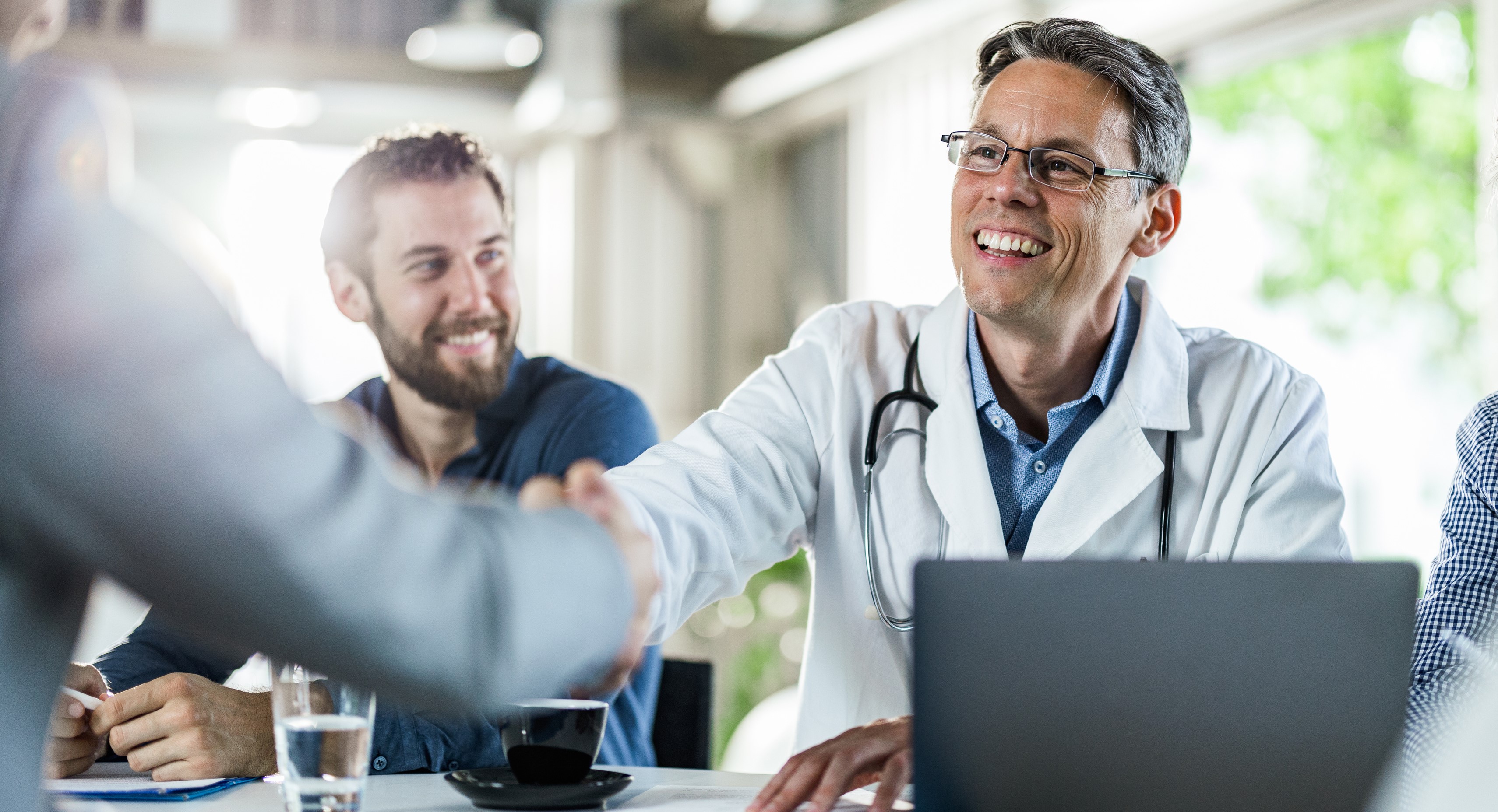 Leger hilse på hverandre